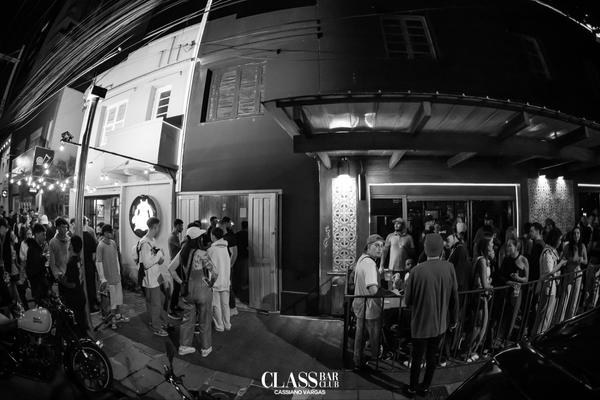 Fila de entrada no Class Bar Club à noite